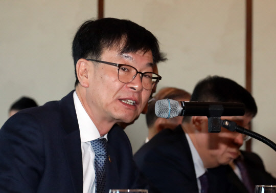 김상조 청와대 정책실장이 20일 서울 중구 조선호텔에서 열린 경총 회장단 정책간담회에서 발언하고 있다. <연합뉴스>